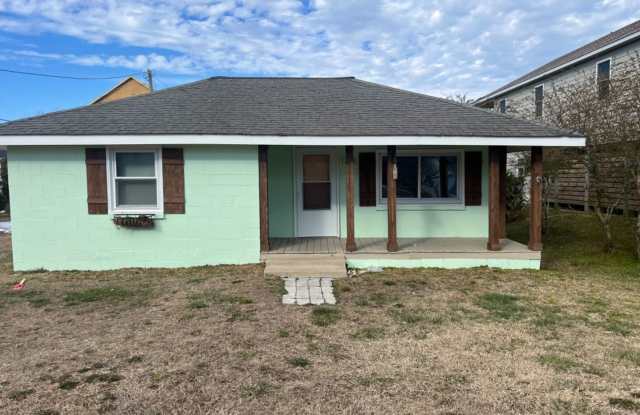 Promise Land North Quaint 2 bedroom with views of waterfront from rear of home located in Historic Walking District of downtown Morehead City