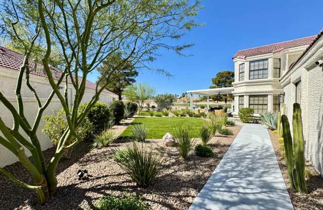 5269 Crooked Valley Dr / Stunning & FULLY Furnished Home on the Golf Course - 3 Bed & 3 Bath