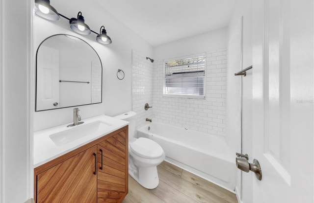 1204 E SENECA AVENUE