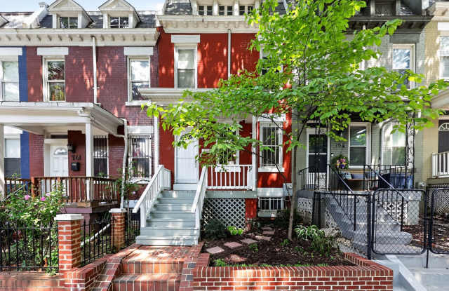 Charming Wardman-Style Rowhouse in Columbia Heights — Private Deck & Fenced Yard