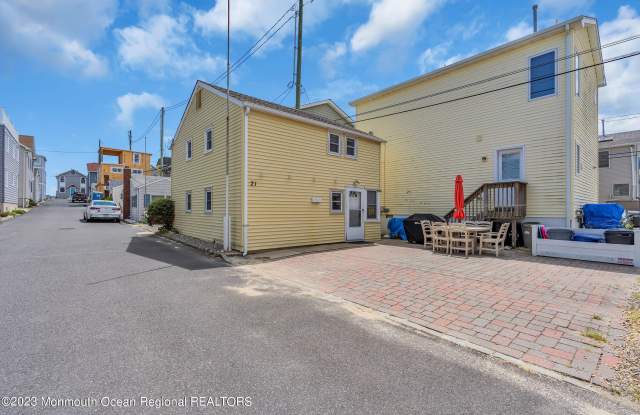 21 E Bay Way