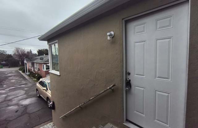 Newly Remodeled Spacious 1BD/1BTH Located In Hayward Near Mission Blvd!!!