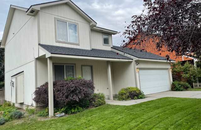 3-BedroomSouth Hill Two Story With Fenced Backyard
