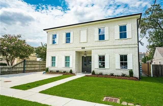 808 BONNABEL Boulevard
