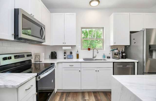 Room in 3 Bedroom Home at Hunters Crossing Ln