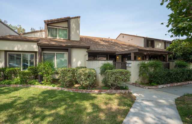 COMING SOON! Charming 2-Bedroom Townhome in Valencia Fairways!