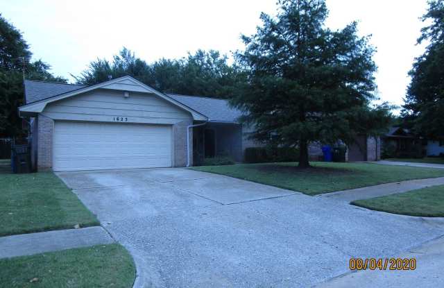 1623 Surrey Dr - 1623 Surrey Drive, Norman, OK 73071