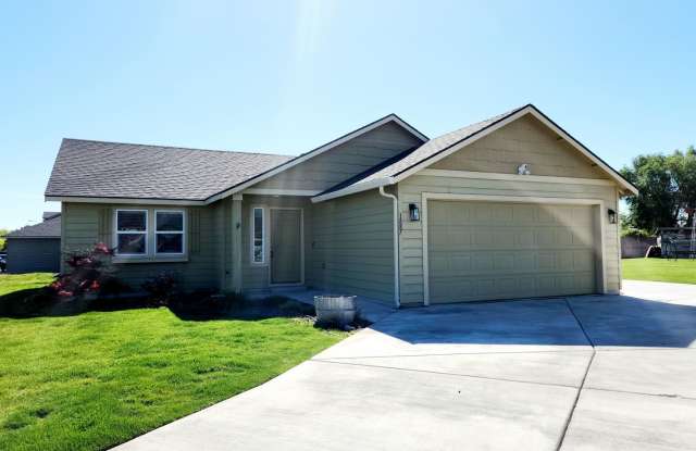 One Level in Kennewick, Large Yard, Pets Welcome! - 1887 West 25th Court, Kennewick, WA 99337