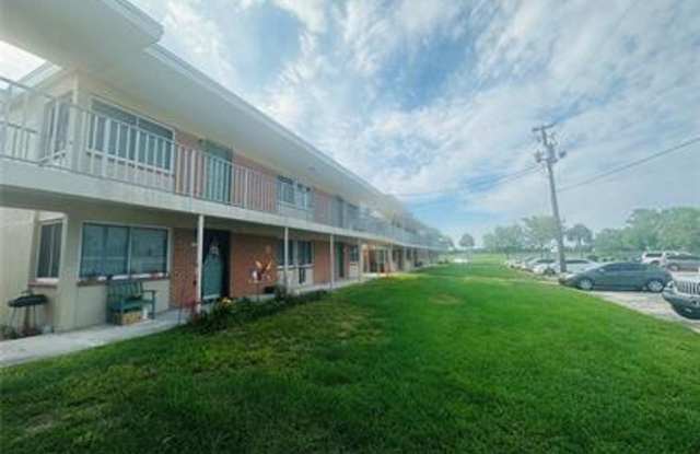 Photo of 1 bedroom / 1 bath condo in Crestview Villas