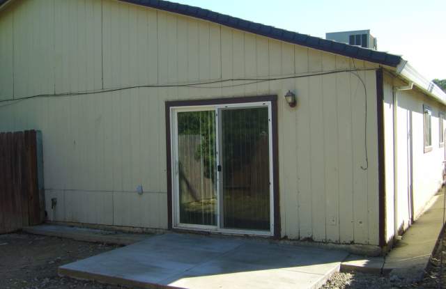 Nice 3BR duplex with some utilities included