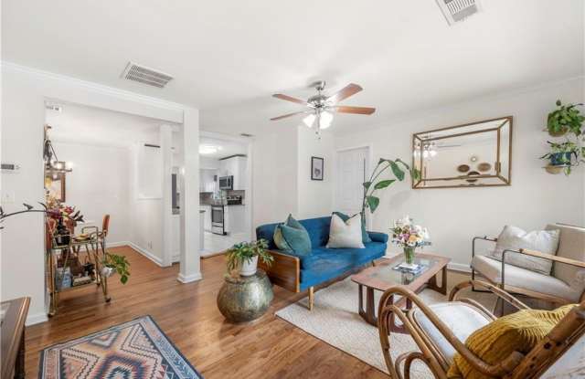 Photo of 2806 Fraser Street SE