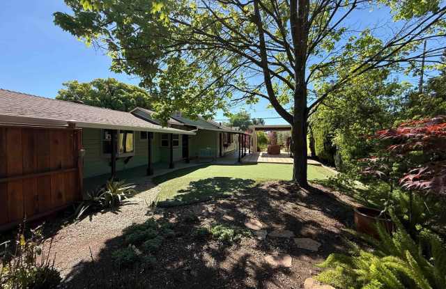 Charming Land Park 2 Bedroom