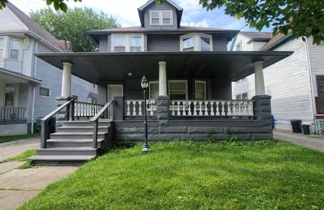 Beautiful Large 5 Bedroom Home Cleveland
