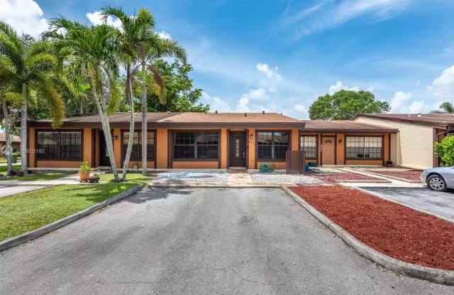 2310 Elm Court - 2310 Elm Court, Pembroke Pines, FL 33026