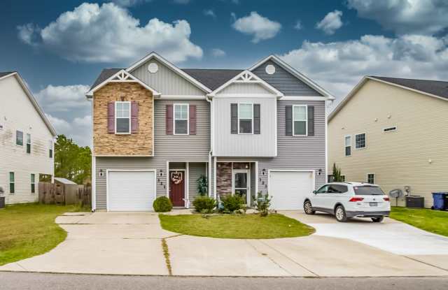 3-Bedroom Townhome with Garage in Holly Ridge