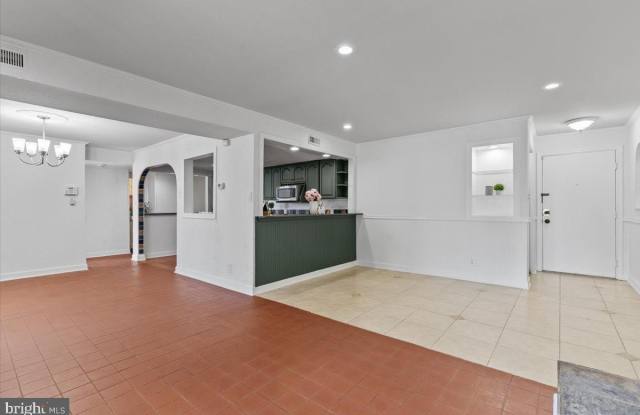 202 BUCKINGHAM Lane unit: 102