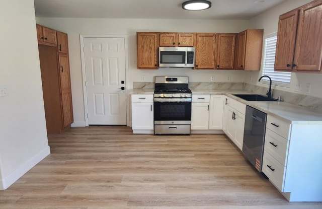 3 bedroom 2 bathroom close to shops and public transportation