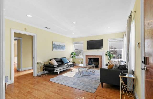 702 E Glenoaks Boulevard