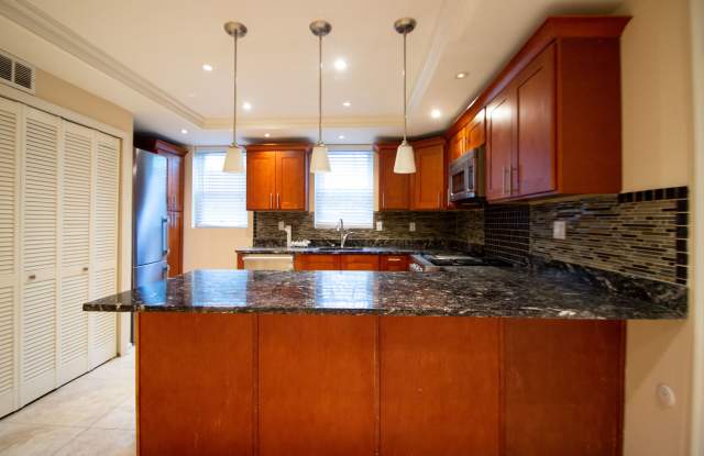 Spacious 1Bd/1Bth condo nestled in the heart of Old Town Alexandria! Pets Welcome!