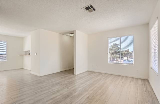 Stunning Recently Updated, 2 Bedroom Unit! ** MOVE-IN SPECIAL!! HALF OFF FIRST MONTH'S RENT!! **