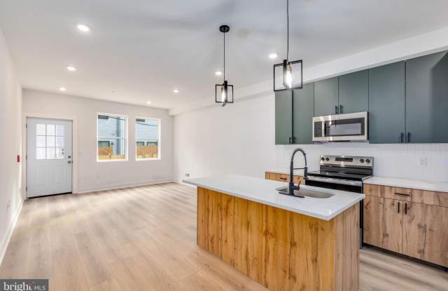 Photo of 1222 W SILVER Street unit: 1