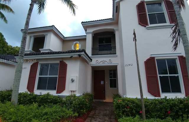 2242 NE 42nd Cir