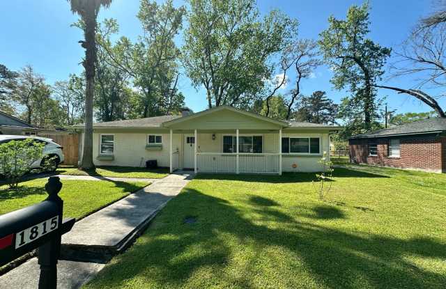 3 BED | 2 BATH | GATED BACKYARD | TWO CAR DRIVEWAY | DAFFIN PARK