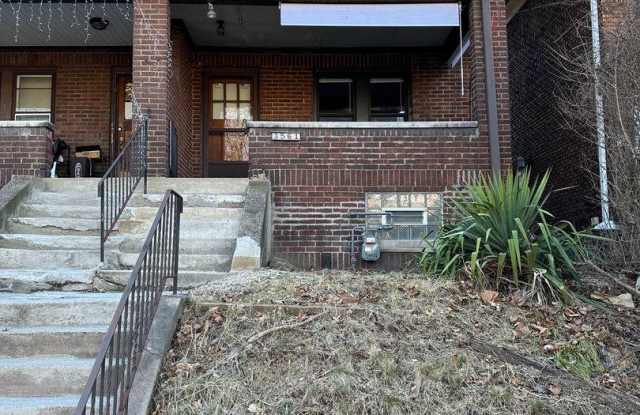 2 Bed, 1 Bath Home in Greenfield - Convenient Location, Bonus Room - Available May 2026