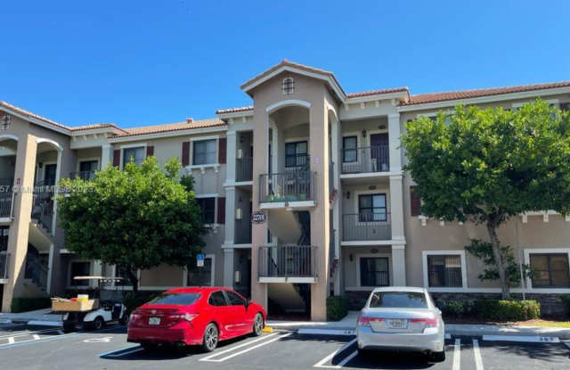 Live in this spacious 2 bedrooms, 2 full bathrooms unit in The Courts at Bayshore II