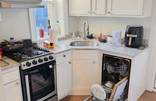 Renovated 2bed/1bath Right in Packard's Corner on B Green Line - 1185 Commonwealth Avenue, Boston, MA 02134