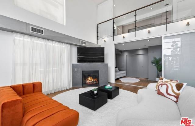 Photo of 7062 Hawthorn Ave unit: 203