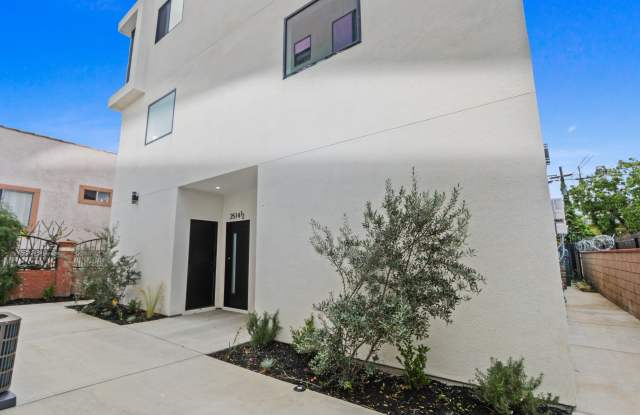 2514 1/2 Pennsylvania Avenue