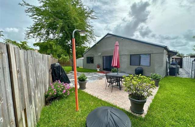 Photo of 2410 SW 87th Ter