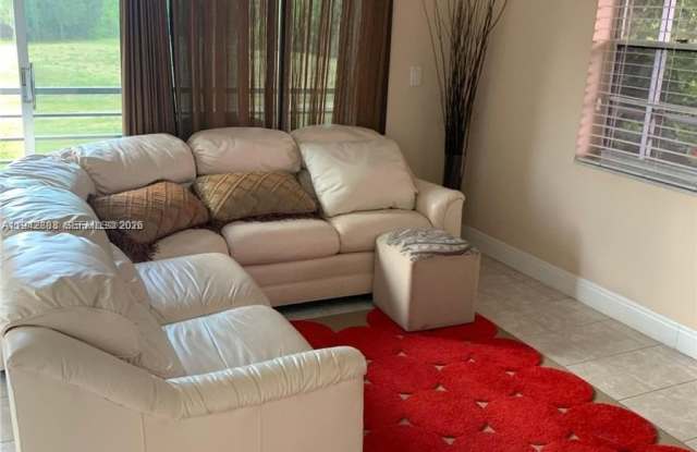 3048 E Sunrise Lakes Dr