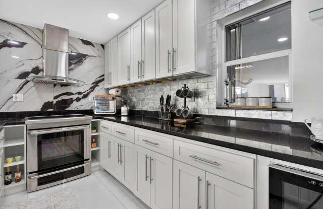 1609 N Riverside Drive