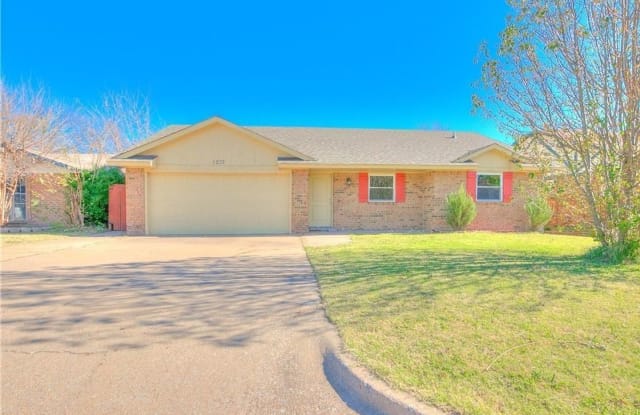 1232 Glenwood Dr - 1232 Glenwood Drive, Moore, OK 73160