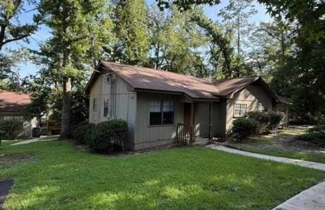 3339 Trafalgar Square