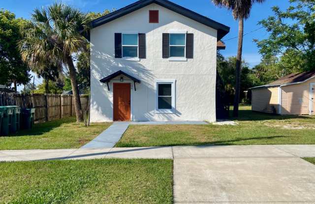 First Floor 2 Bed, 1 Bath Duplex in Eustis! - 109 East Key Avenue, Eustis, FL 32726