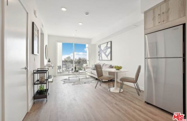 1350 W Court
