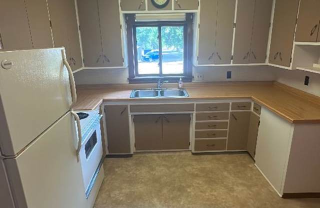 3 Bedrooms, 1 Bathroom & w/upper loft Single Family with Garage - Staples