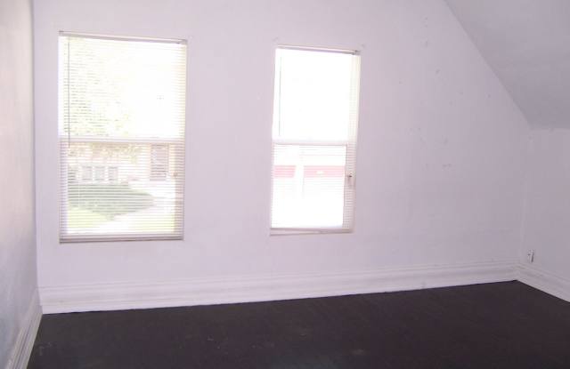 Available on May/June 2025; currently occupied, 5 bed 4 bath near UNMC, Creighton, Midtown Crossing, UNO. $1,950 per month