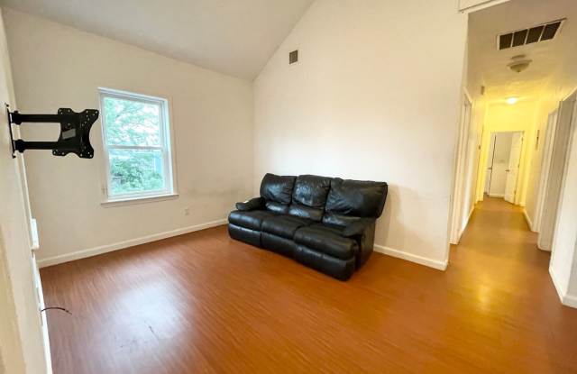 HOT MISSION HILL LISTING!!!!