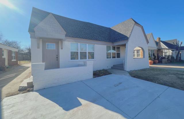 $500 OFF FIRST MONTHS RENT! Charming Duplex on 21st St.