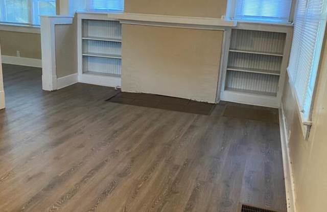 2867 Indianapolis Ave