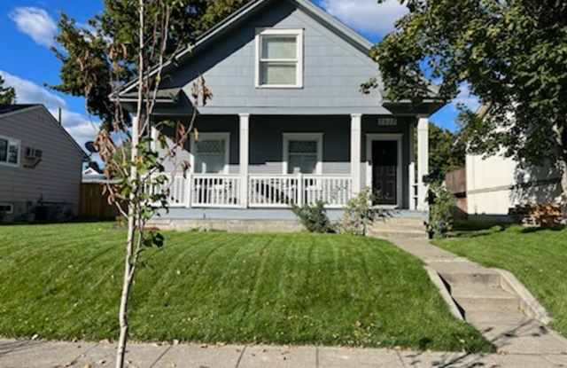 Charming 3 Bedroom 2 Bathroom House!!