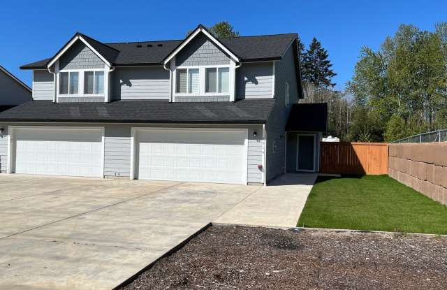 Charming 3-Bed Duplex with 2.5 Baths & 1600 Sq Ft - Prime Tacoma Location!