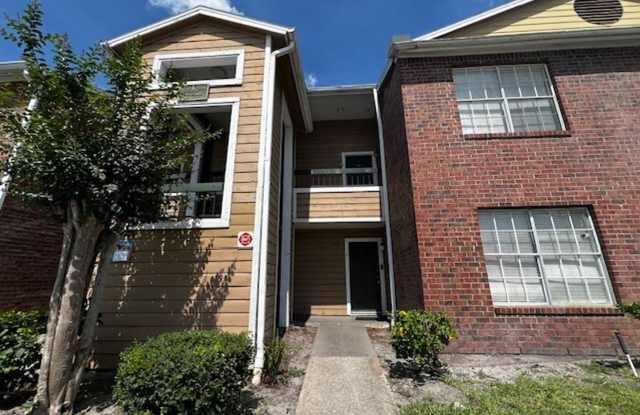 Photo of MOVE IN NOW!! Spacious 3 x2 on 2nd floor with screened in porch!! All tile floors!!