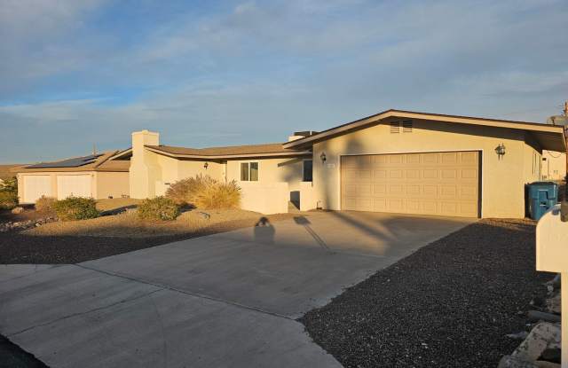 4 Bedroom Pool Home!!