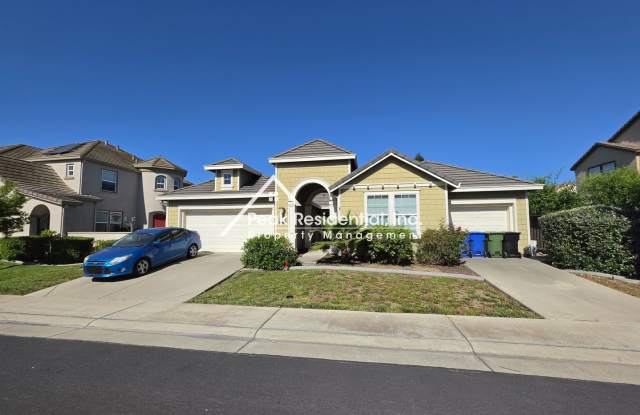 Charming 4 bedroom 2 bathroom home in Elk Grove!