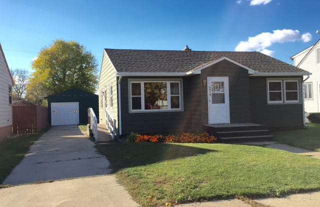 2019 3rd Ave E - 2019 3rd Avenue East, Williston, ND 58801